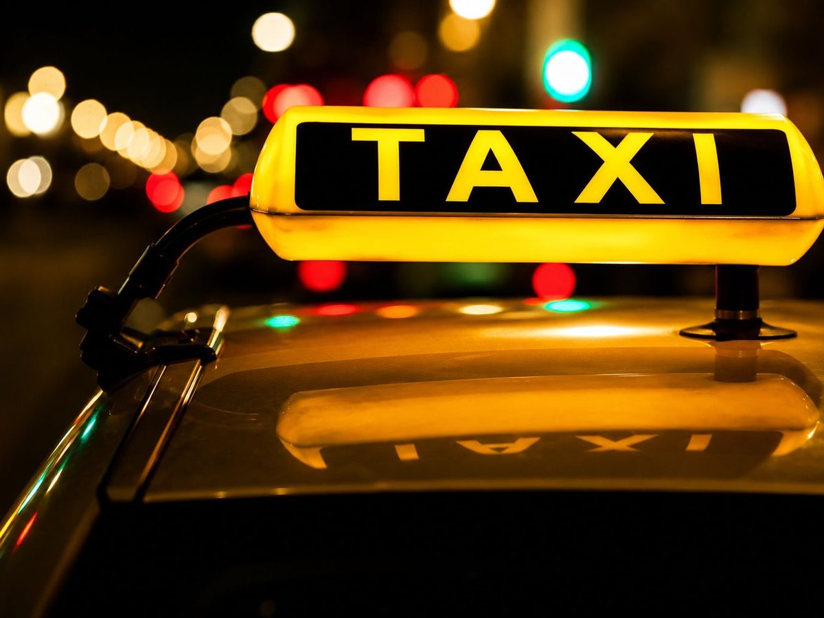 Taxischild bei Nacht
